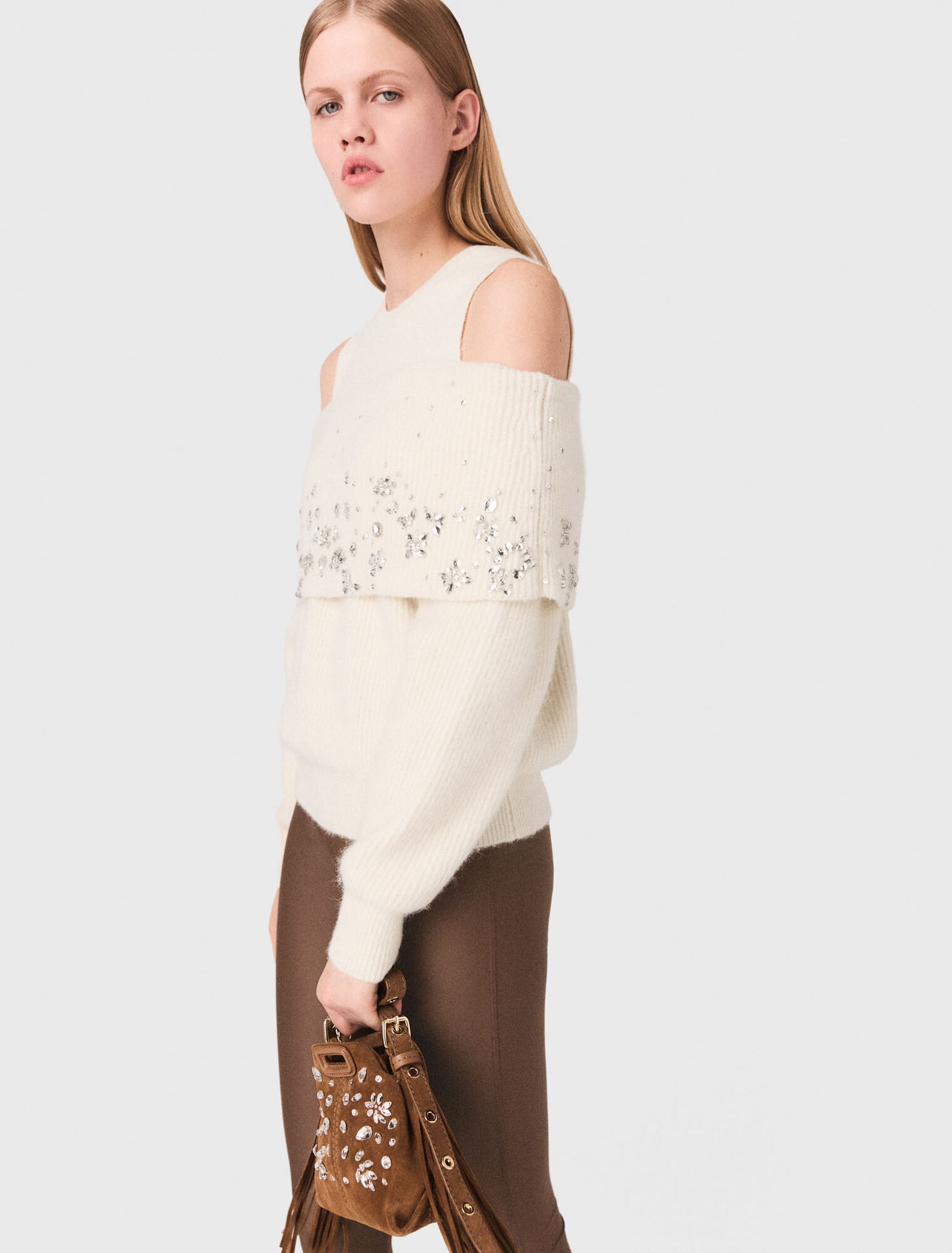 Pull épaules dénudées avec bijoux Pull épaules dénudées avec bijoux