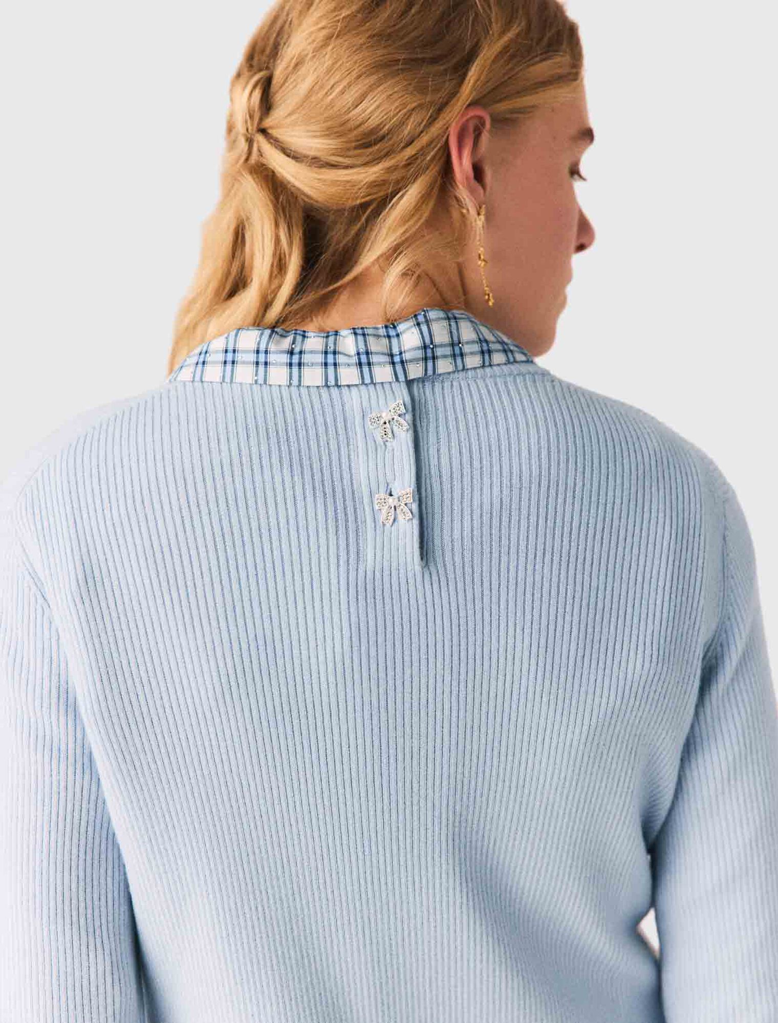 Pull avec boutons bijoux sur le dos