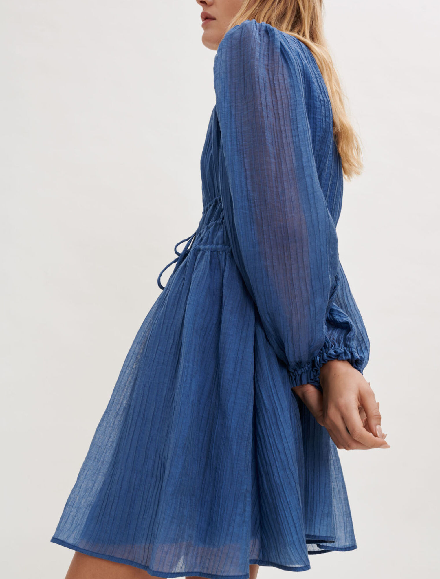 Robe en voile cintrée à la taille