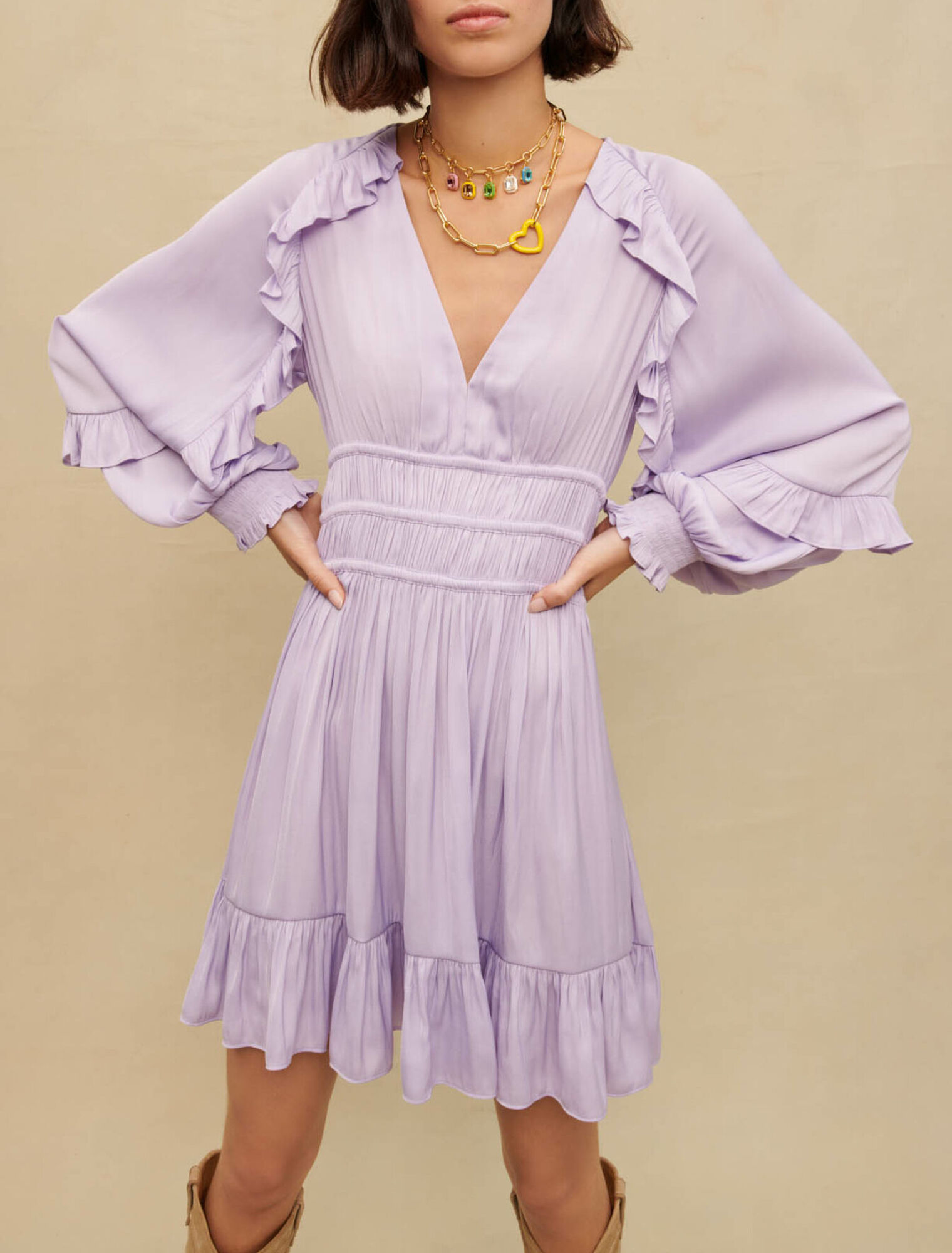 Robe courte satinée à volants