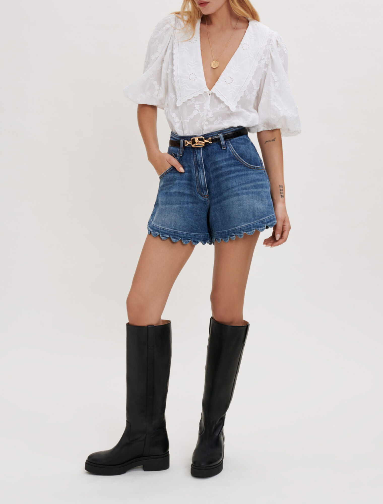 White shirt, embroidered cotton collar 