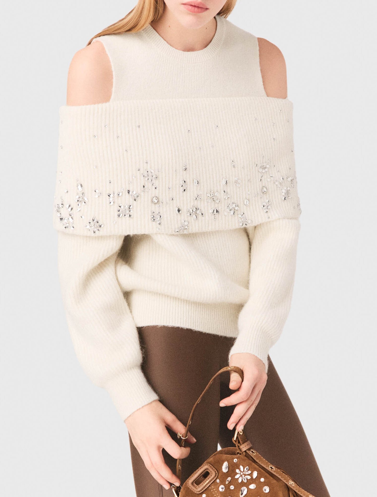 Pull épaules dénudées avec bijoux Pull épaules dénudées avec bijoux