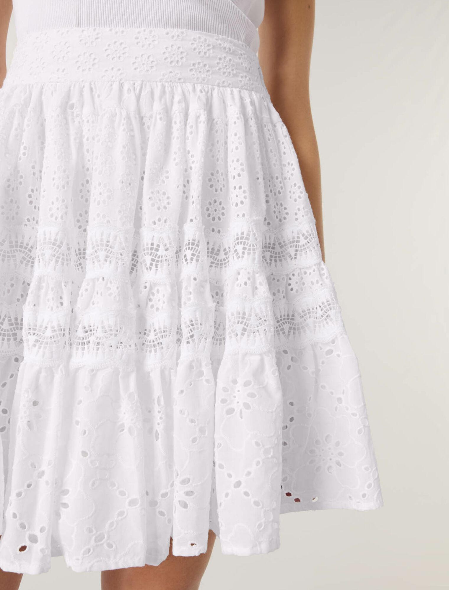 Jupe courte en broderie