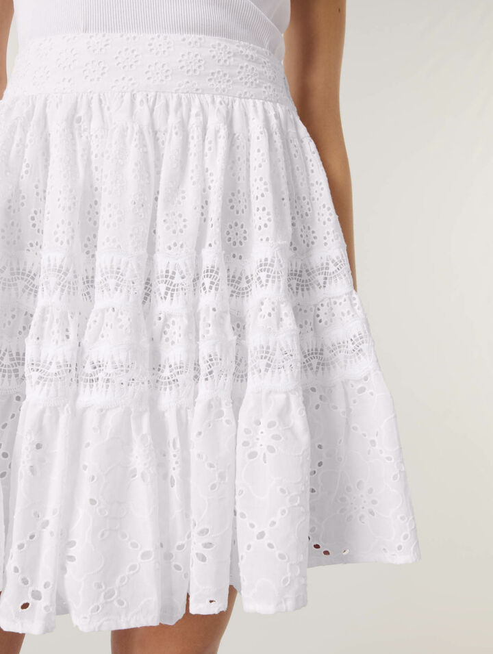 Jupe courte en broderie