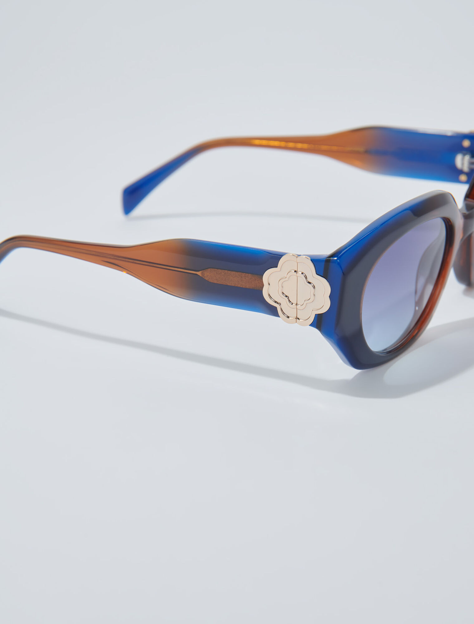 Round acetate glasses