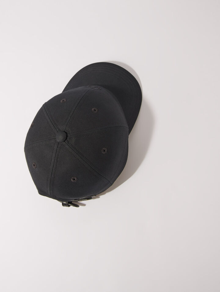 Casquette en coton et boucle dorée