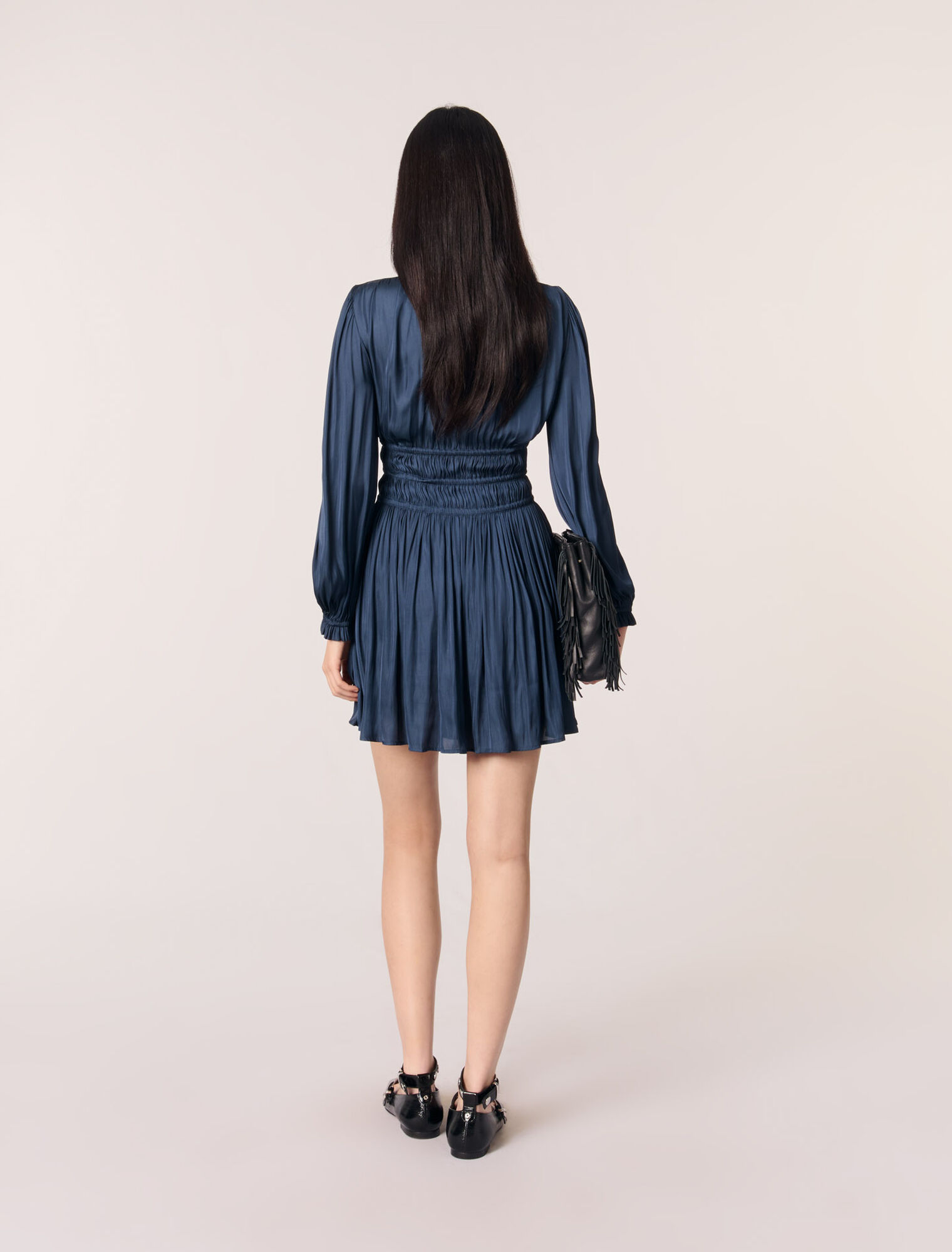 Robe courte satinée à volants