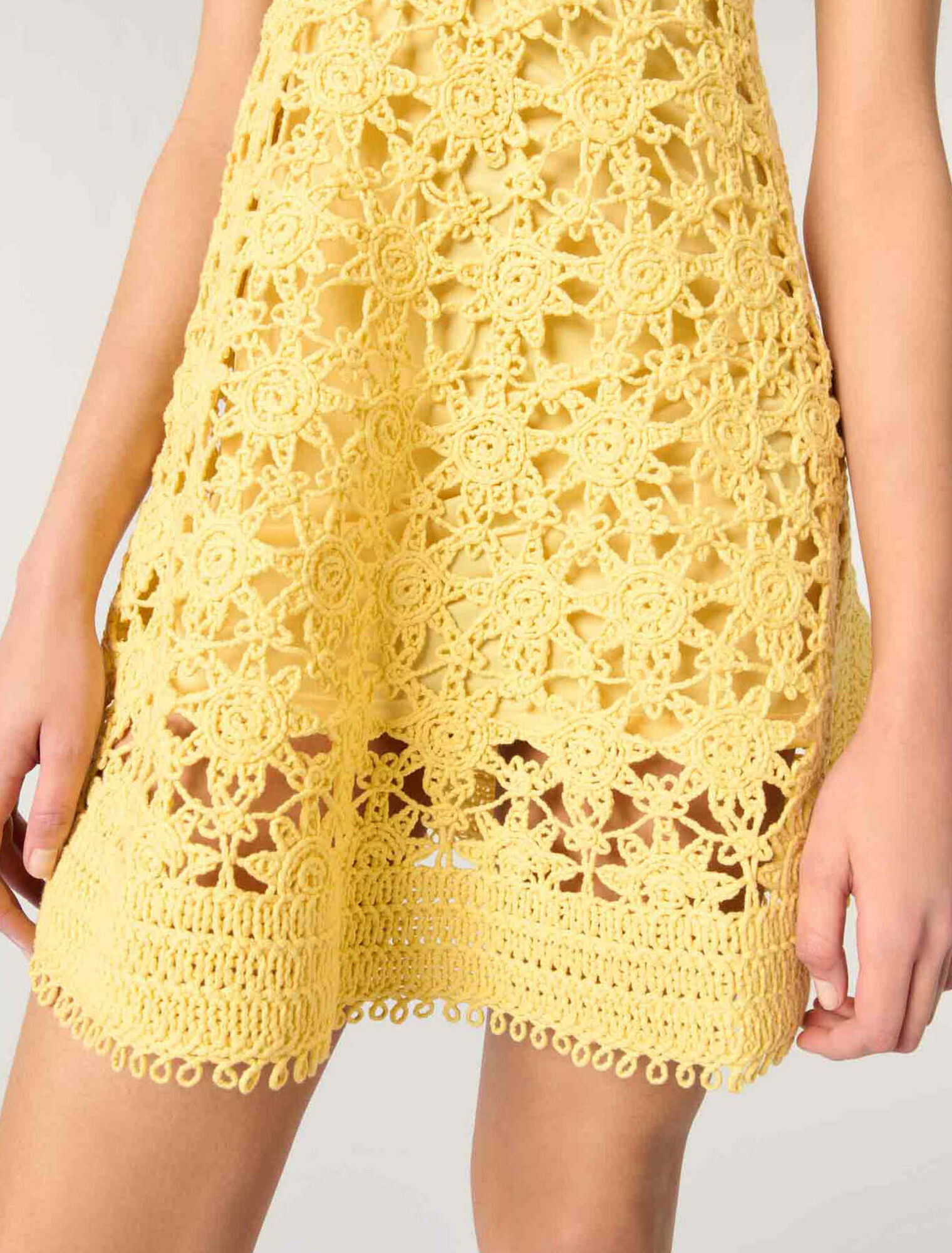 Robe courte &agrave; bretelles en crochet