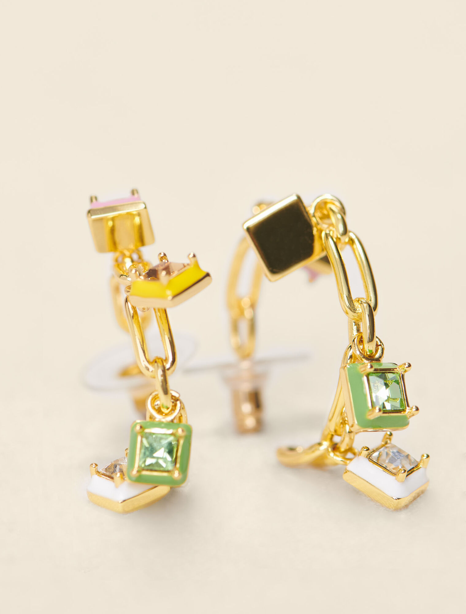 Créoles ornées de strass et émail