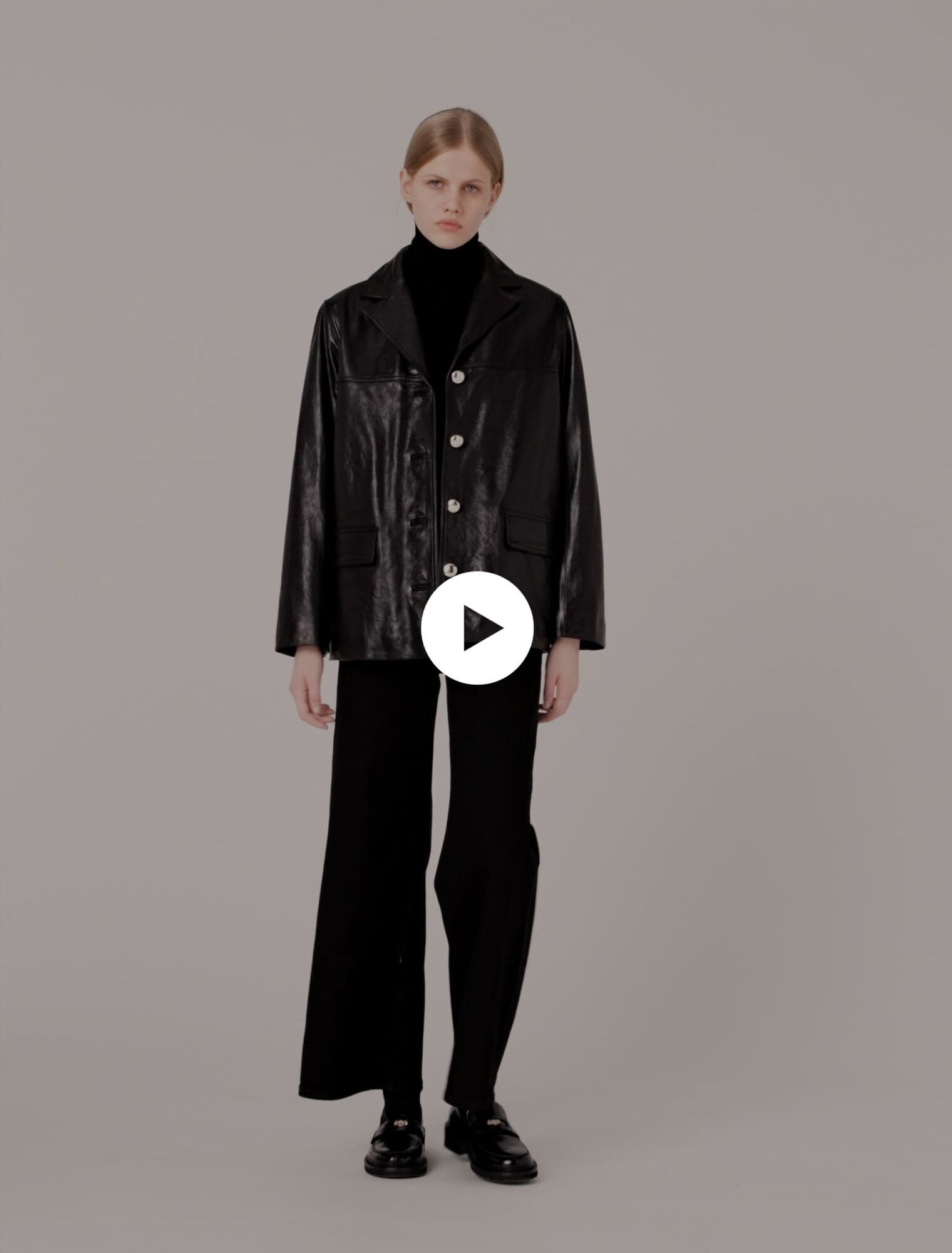 Veste en cuir avec boutons dorés