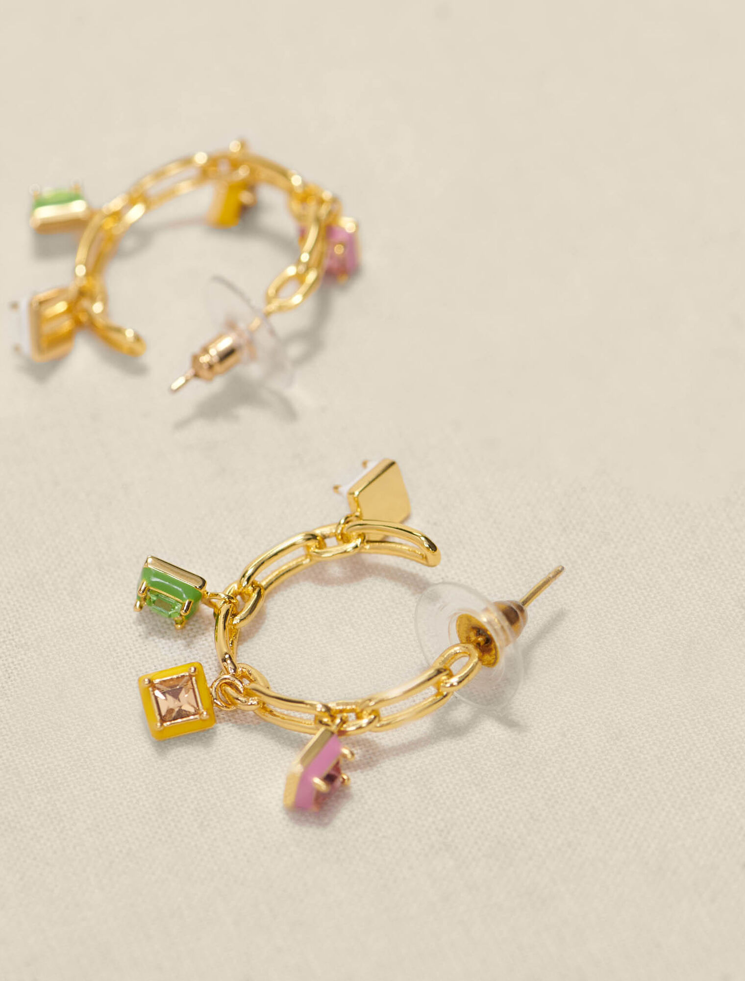Créoles ornées de strass et émail