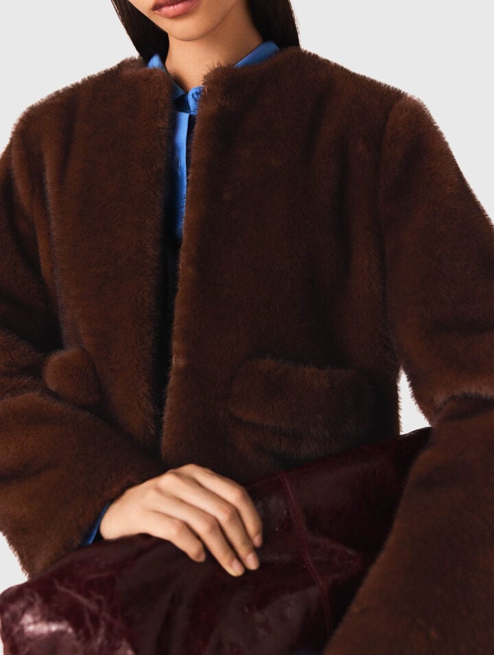 Manteau court en fausse fourrure