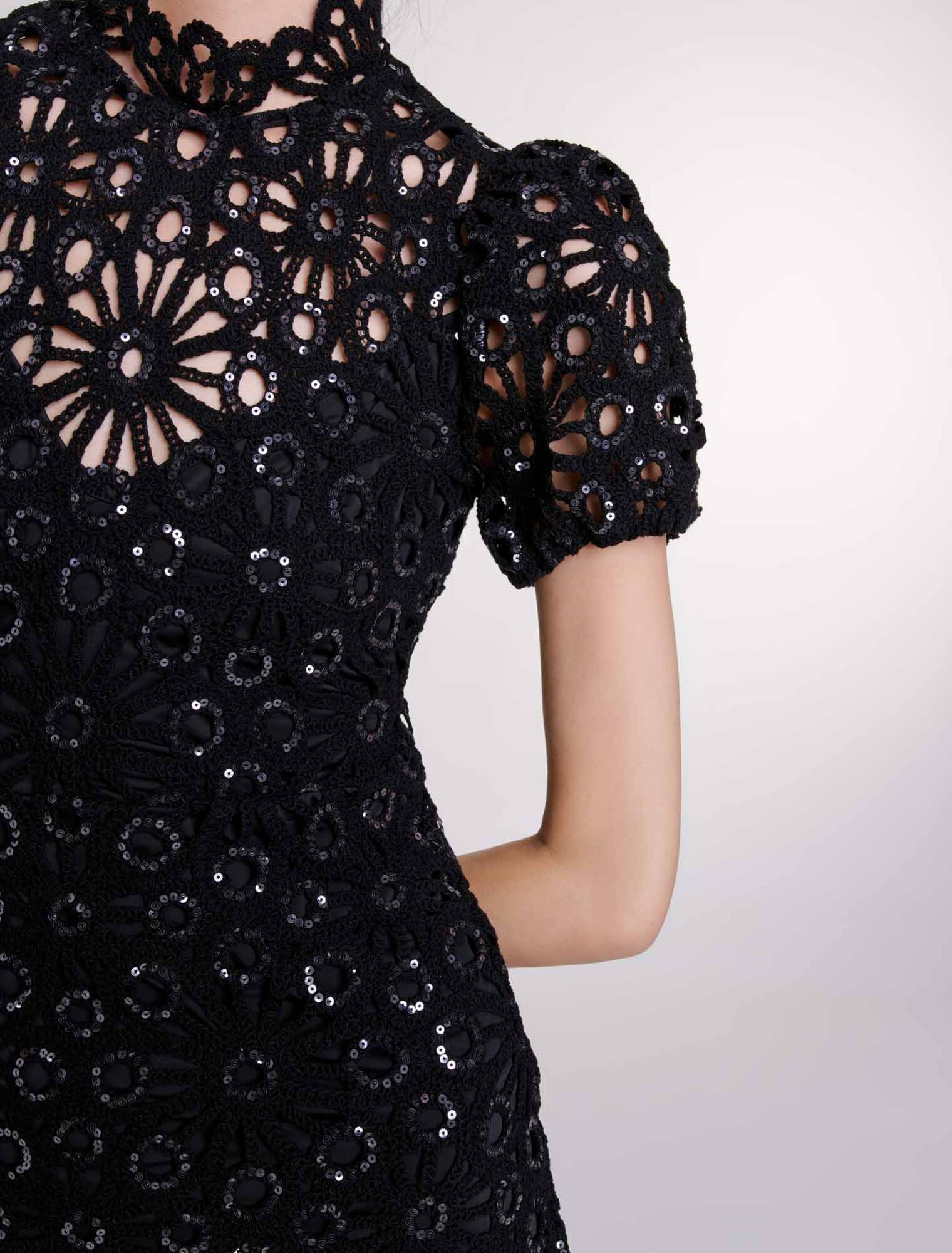 Robe dos nu en crochet et sequins