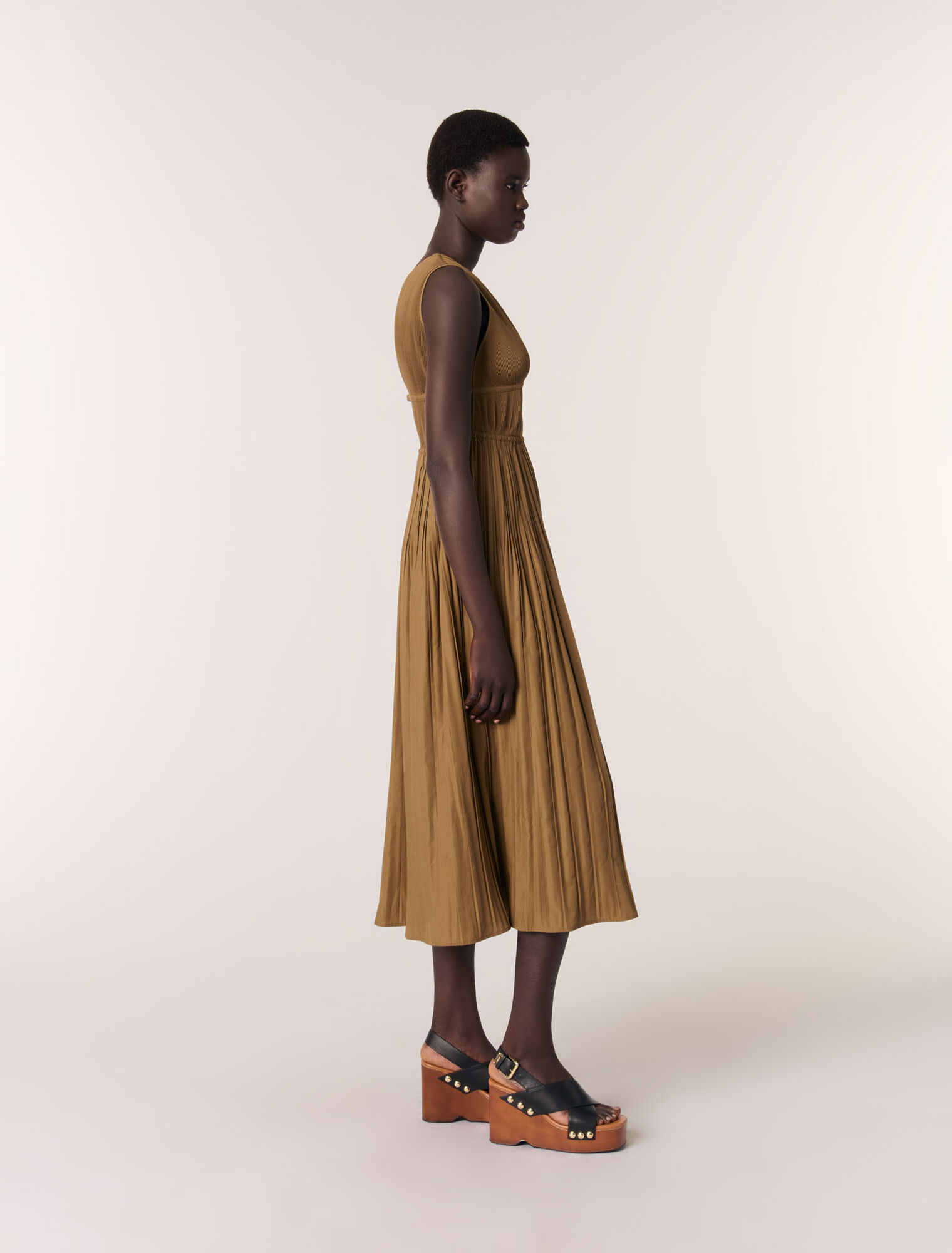 Robe plissée et décolleté bijoux