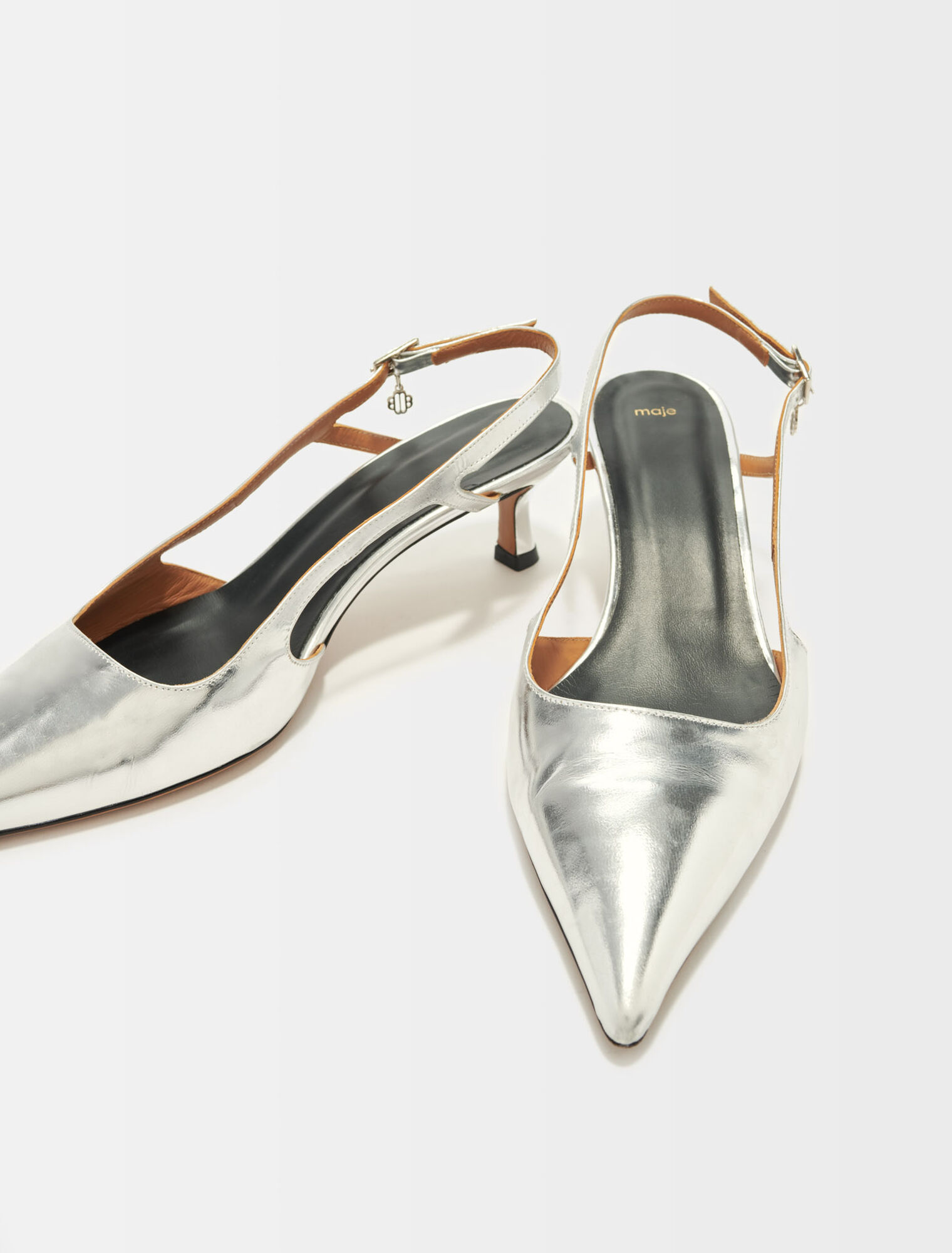 Escarpins à brides en cuir argenté
