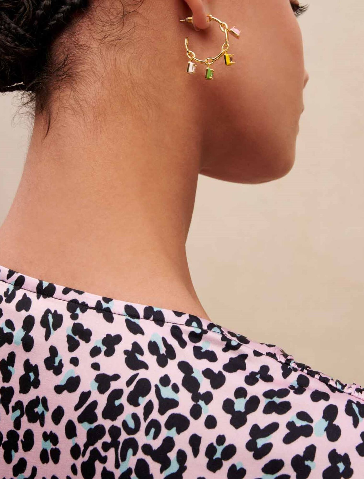 Créoles ornées de strass et émail