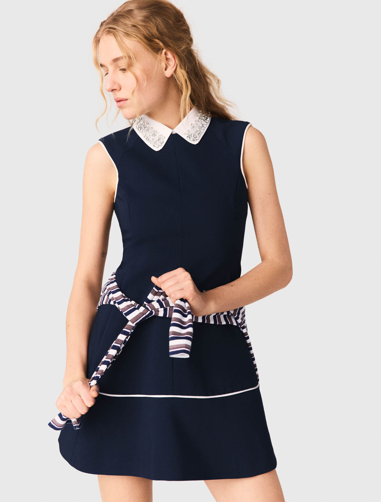 Robe &eacute;vas&eacute;e &agrave; contours contrast&eacute;s