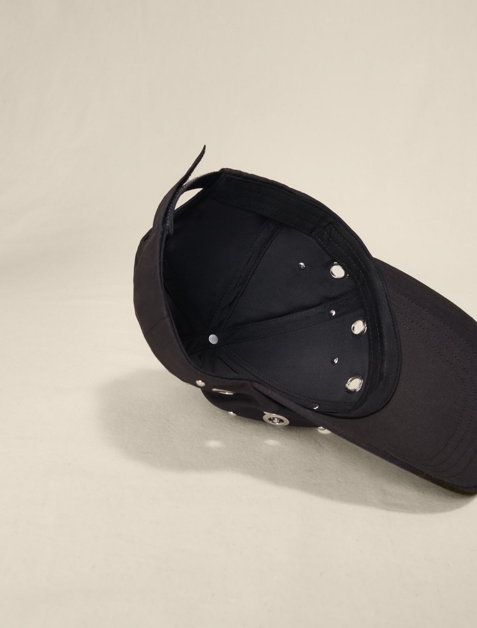 Casquette à rivets