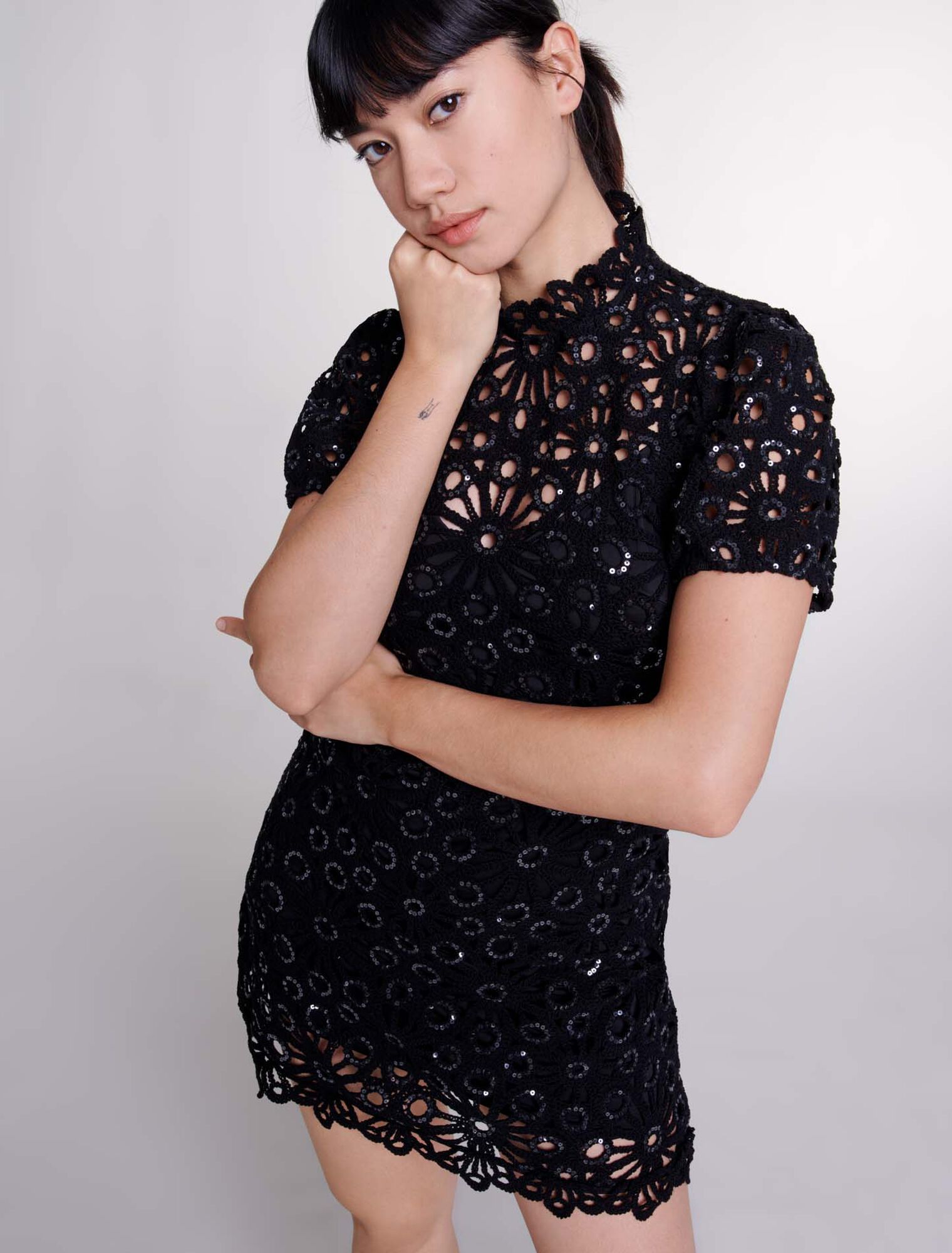Robe dos nu en crochet et sequins