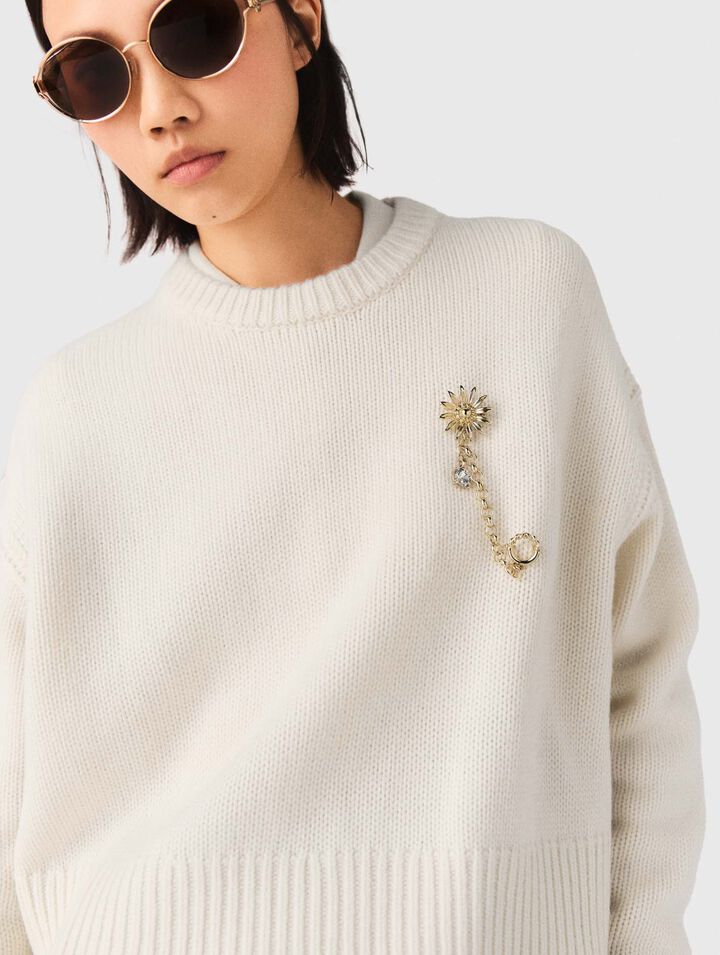 Pull avec broche florale