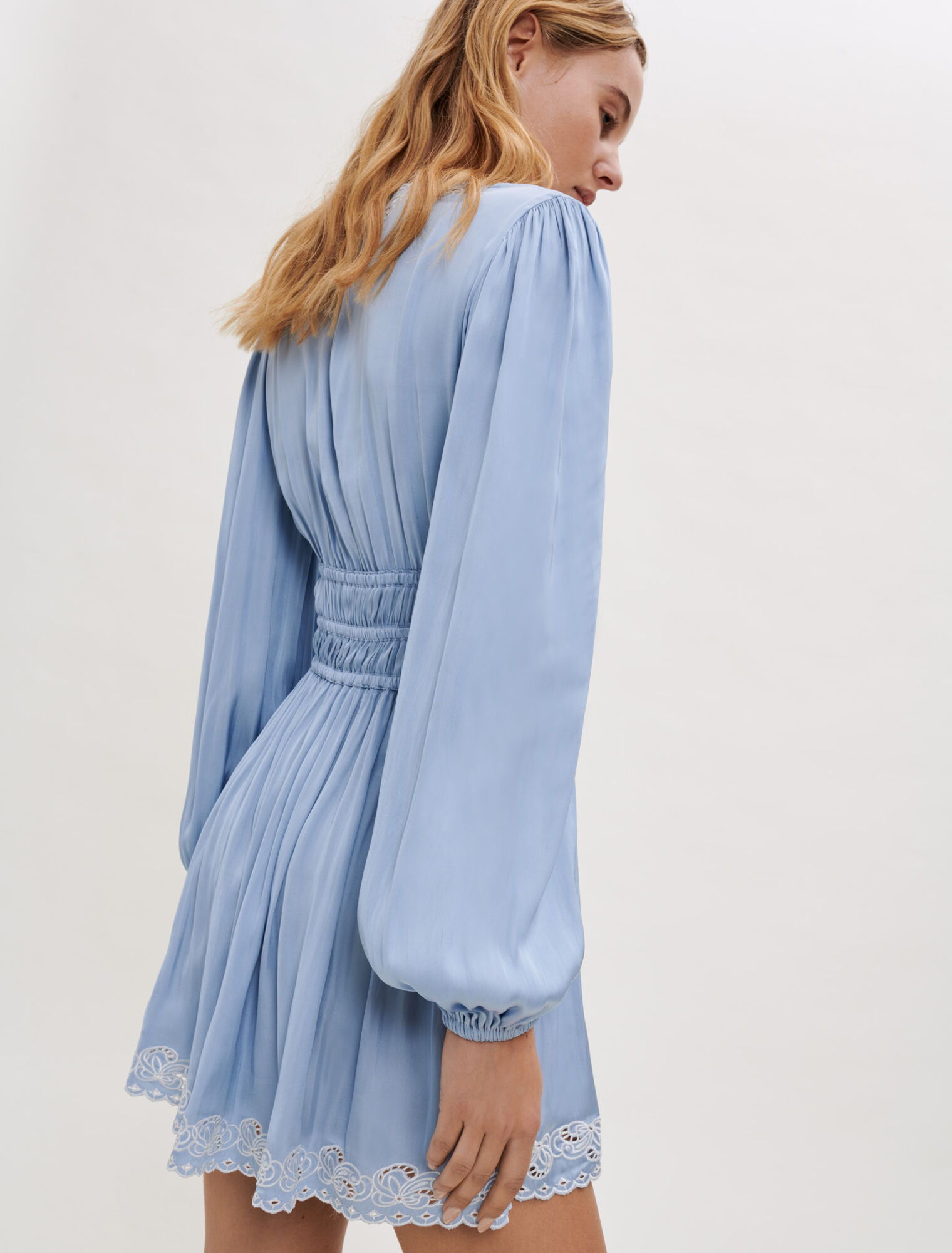 Robe en satin et broderies 