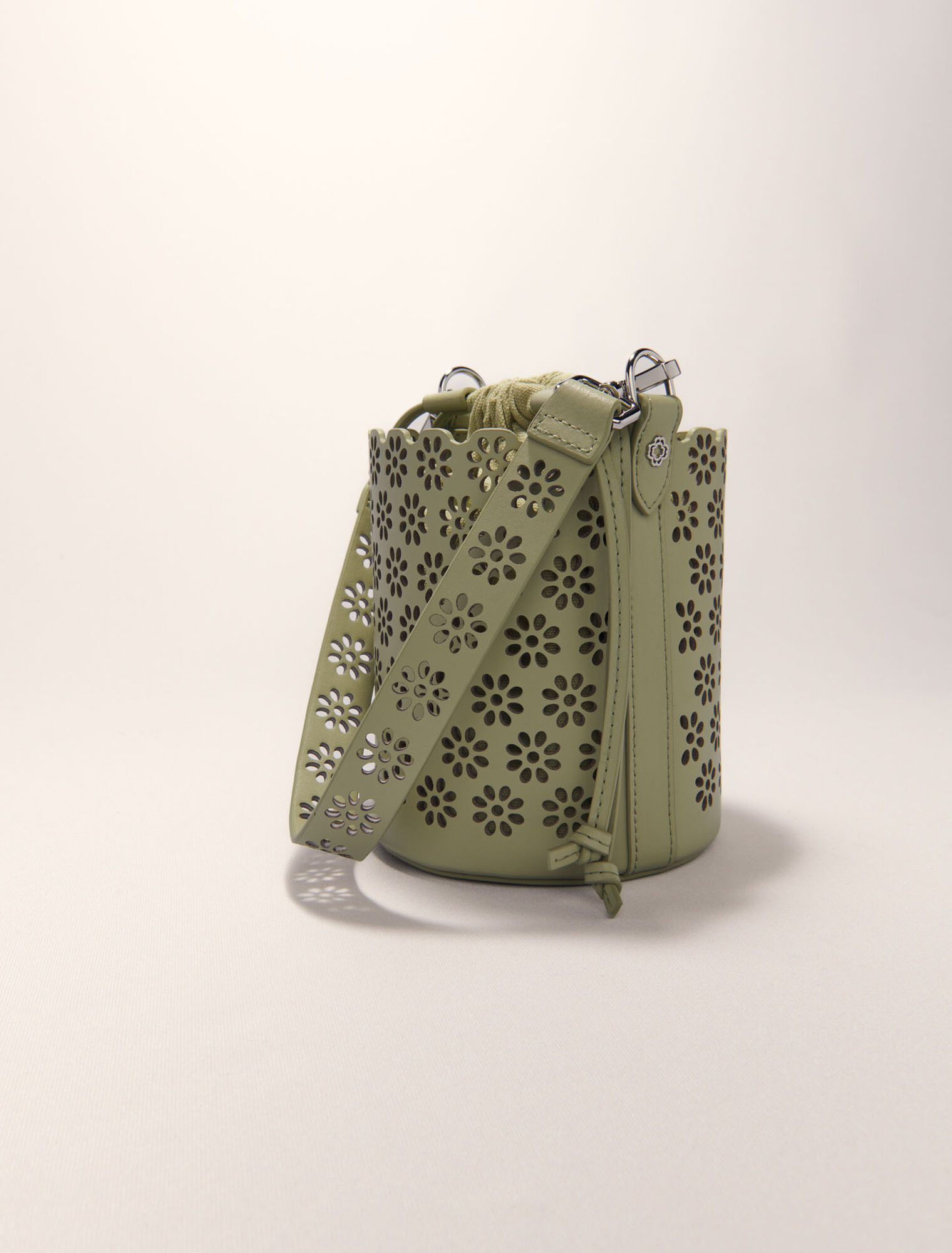 Sac seau en cuir perforé