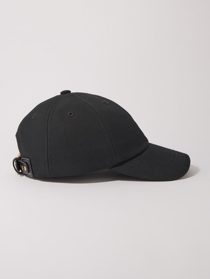 Casquette en coton et boucle dorée