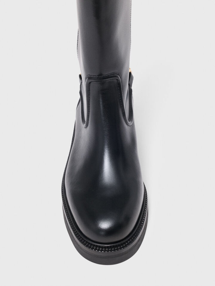 Flat leather boots with chain