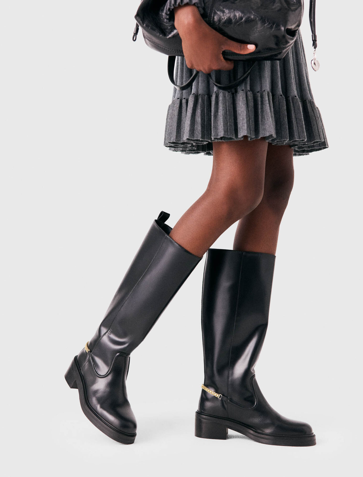 Flat leather boots with chain