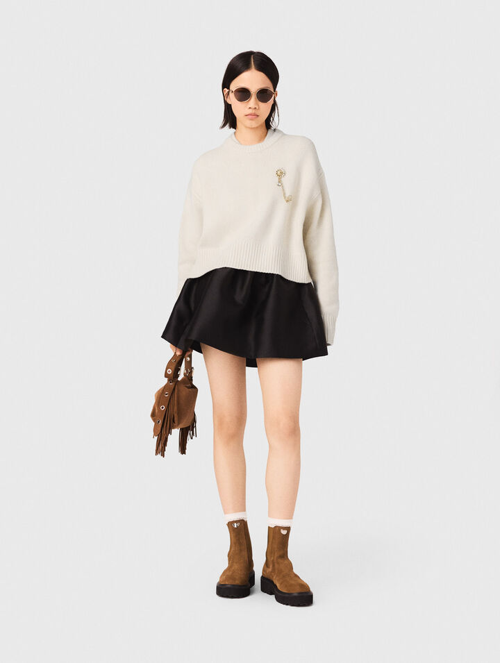 Pull avec broche florale