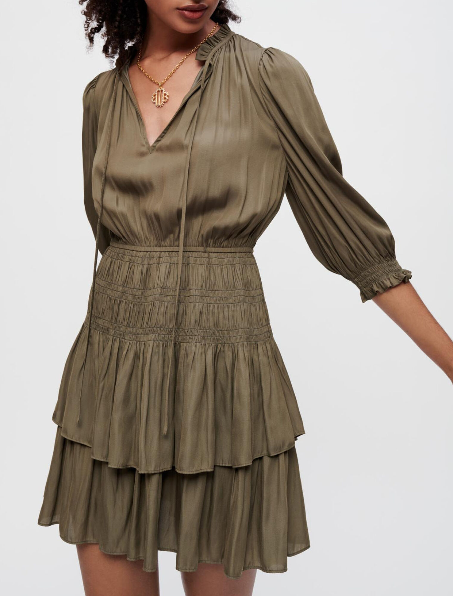 Robe en satin smockée à volants