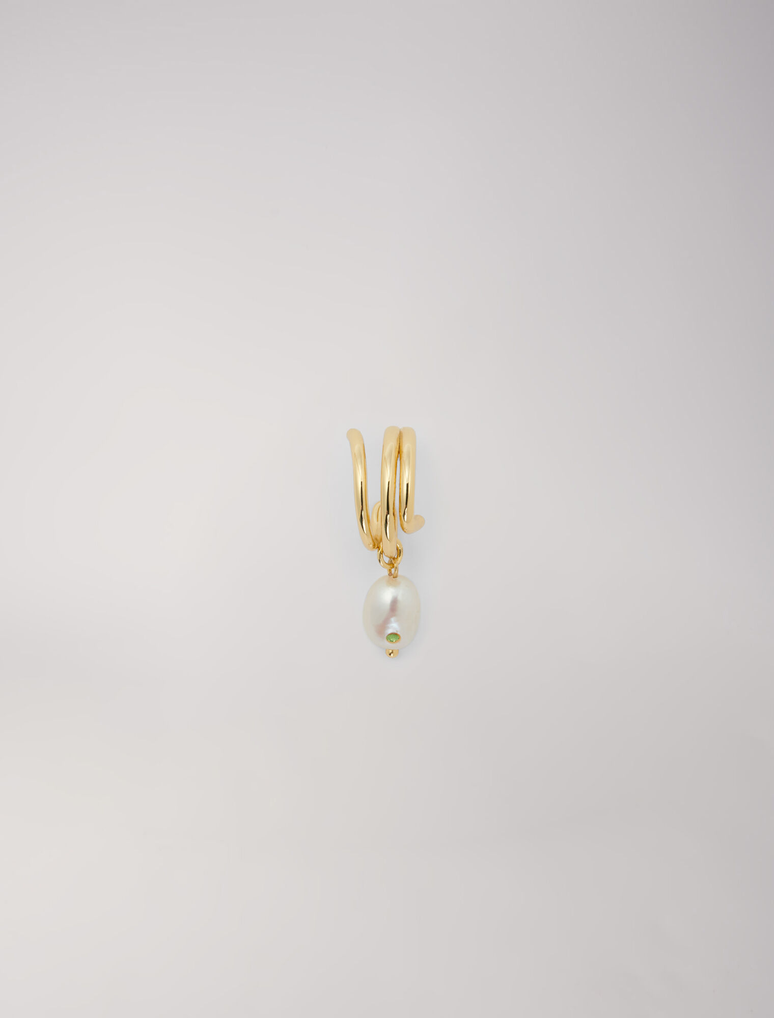 Boucle d'oreille ornée de perle