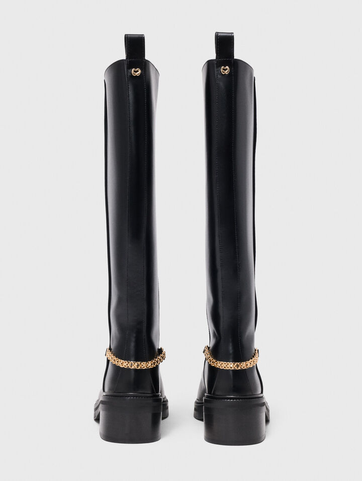 Flat leather boots with chain