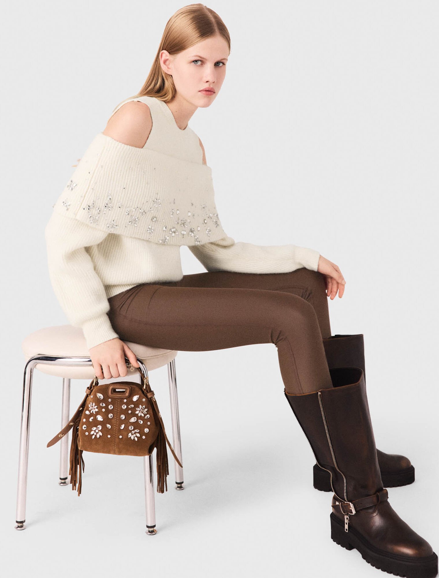 Pull épaules dénudées avec bijoux Pull épaules dénudées avec bijoux