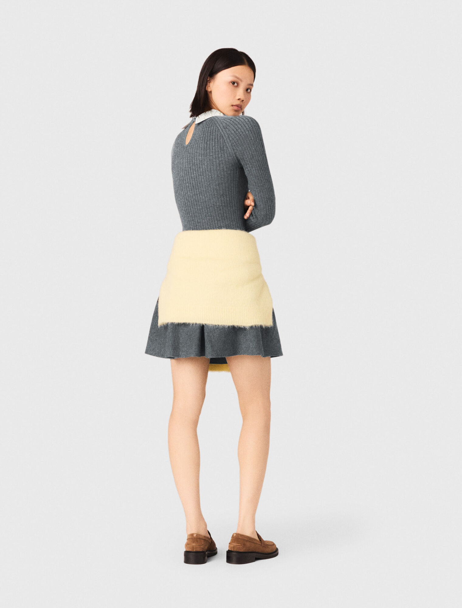 Robe courte en maille &agrave; col perl&eacute;