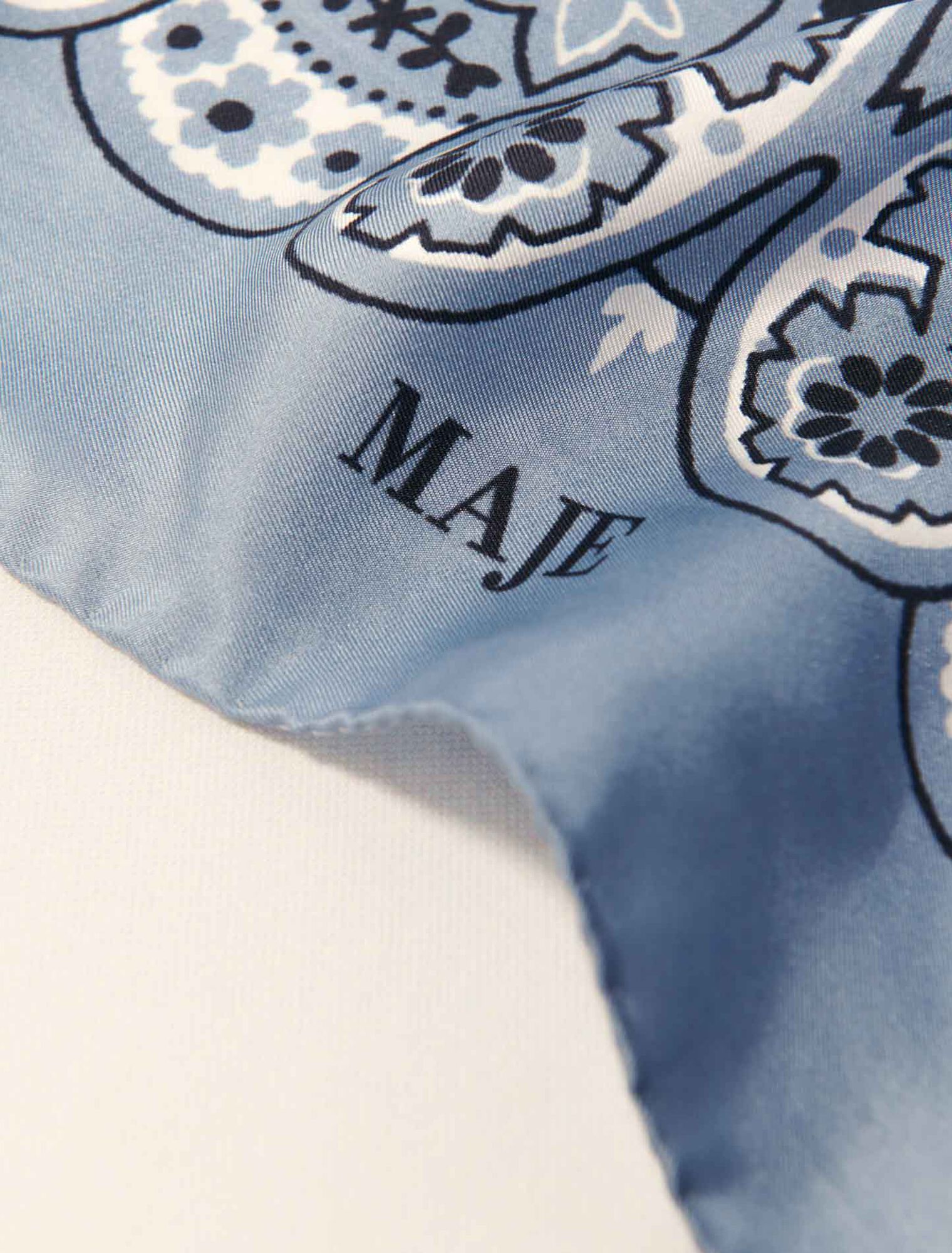 Foulard à imprimé bandana