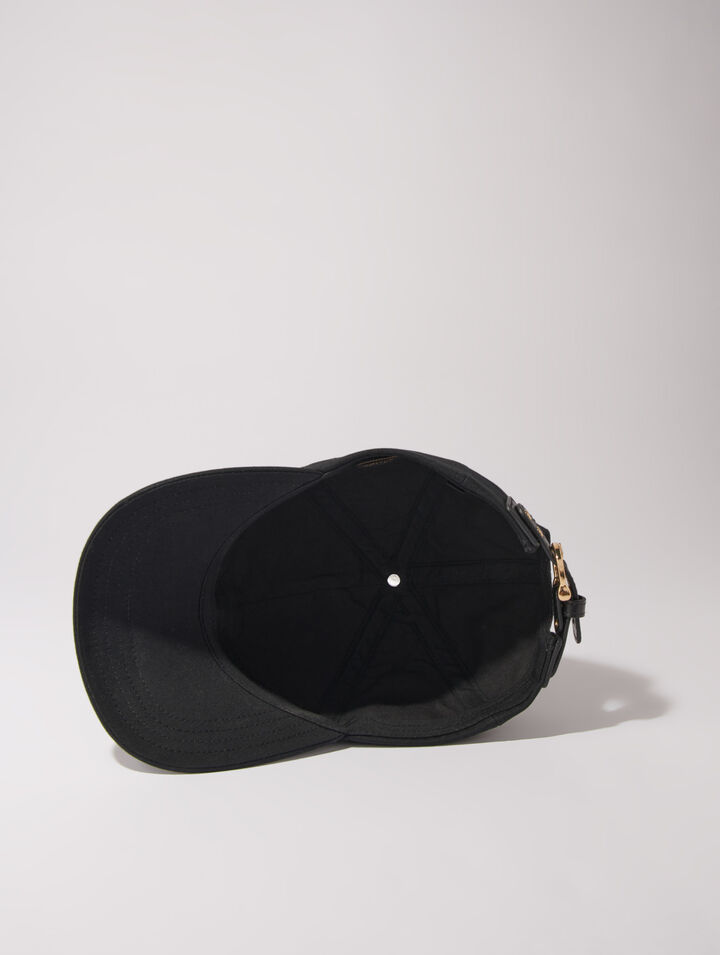 Casquette en coton et boucle dorée