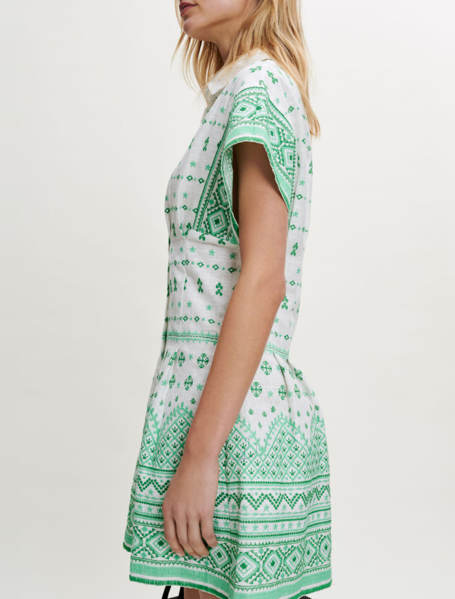 Robe en guipure ouverte à la taille