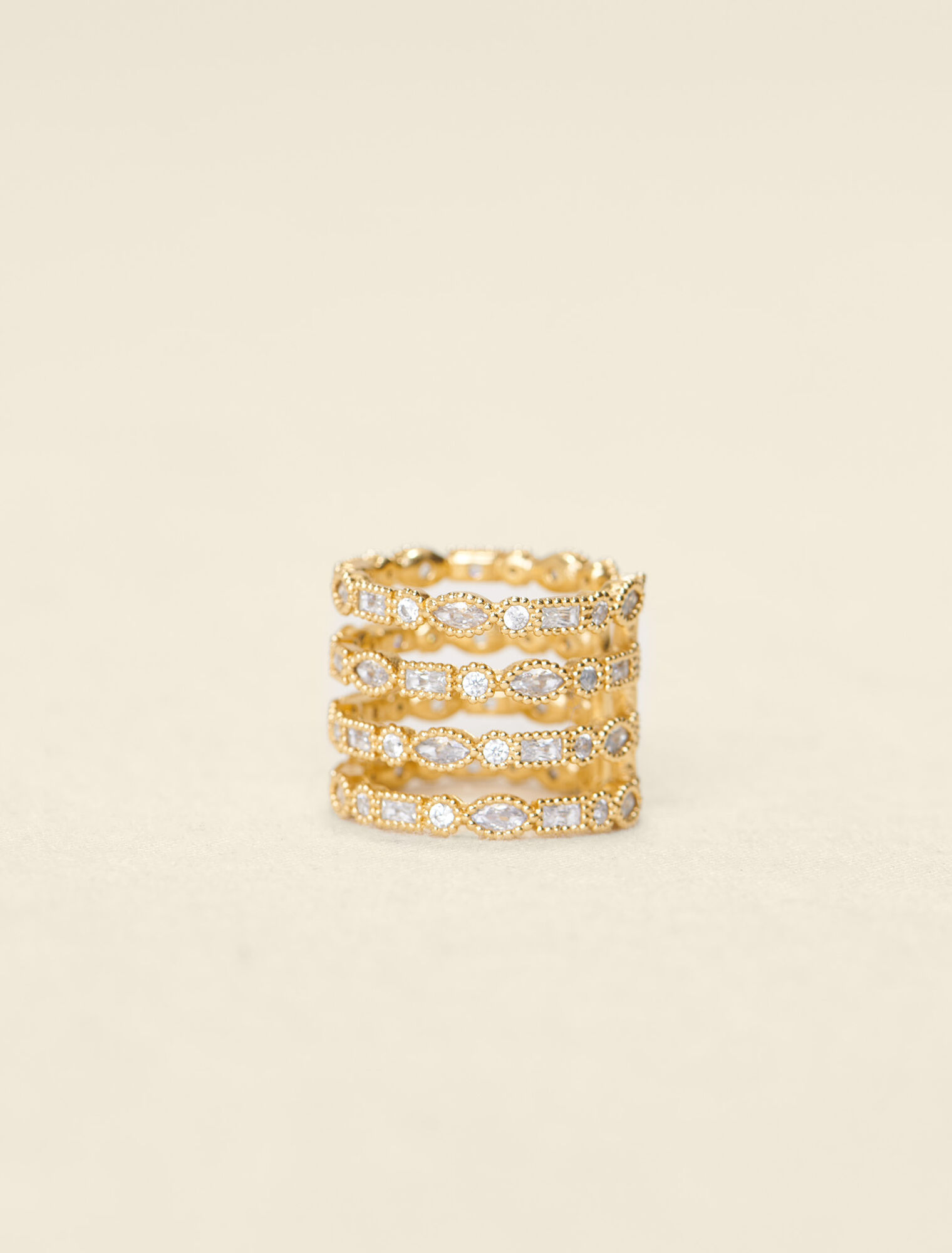 Bague ornée de pierres