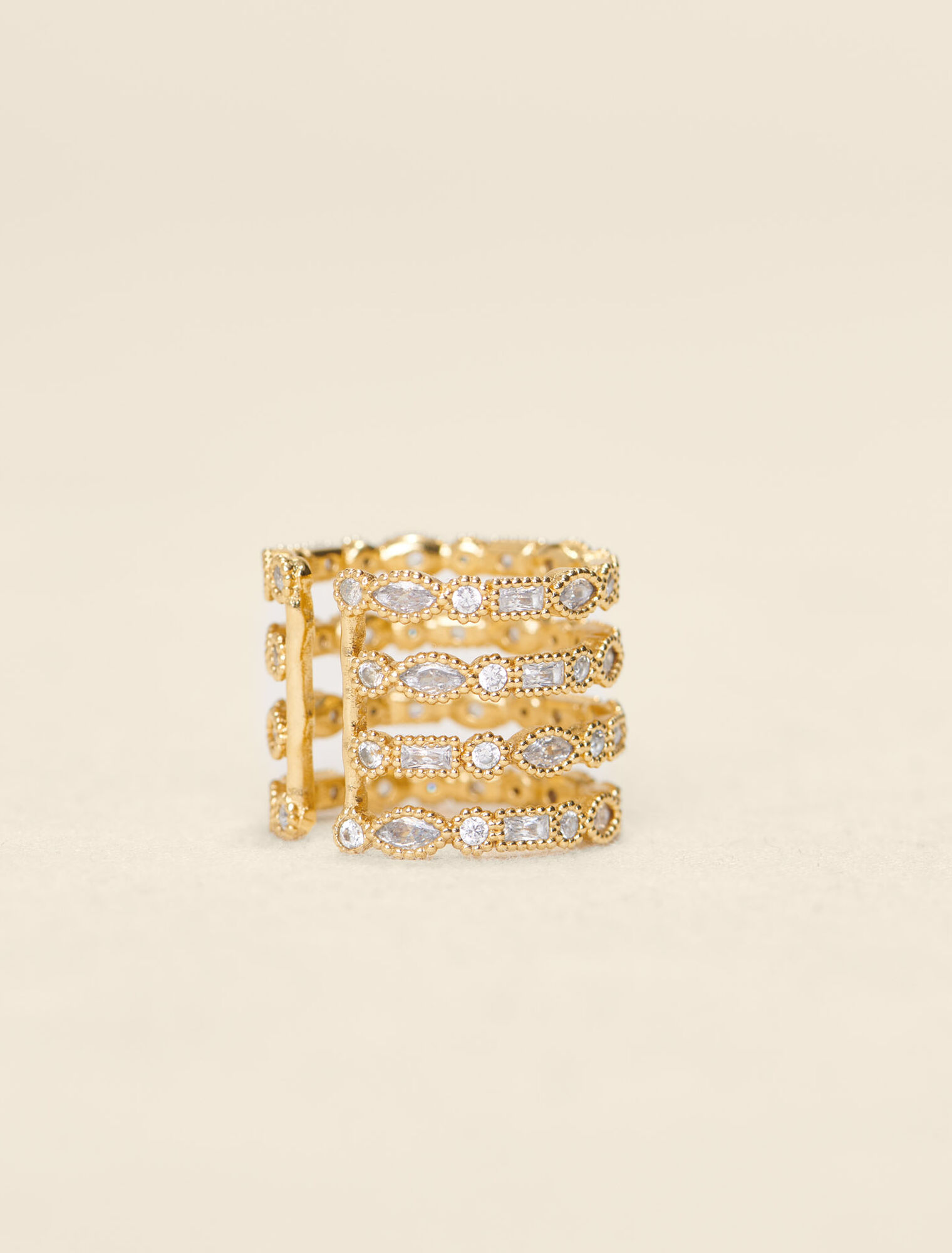 Bague ornée de pierres