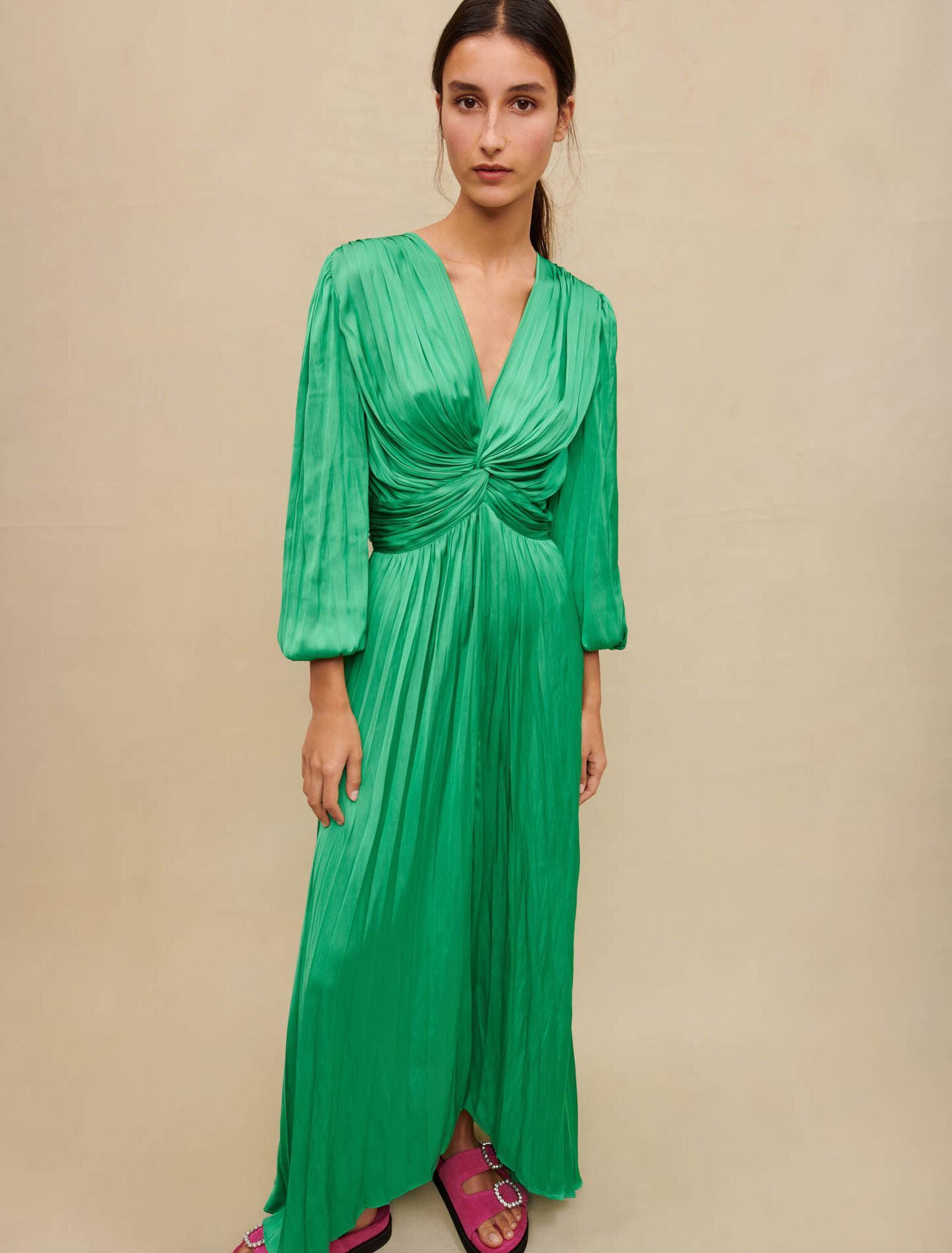 Robe longue drapée satinée