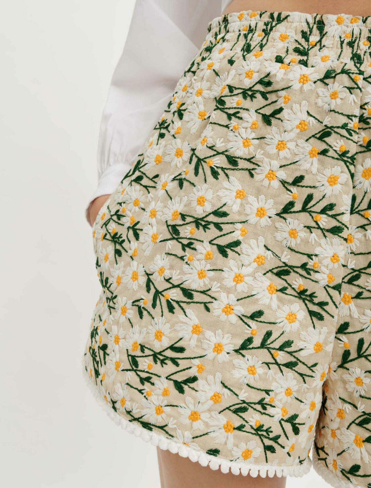 Short à broderies fleurs