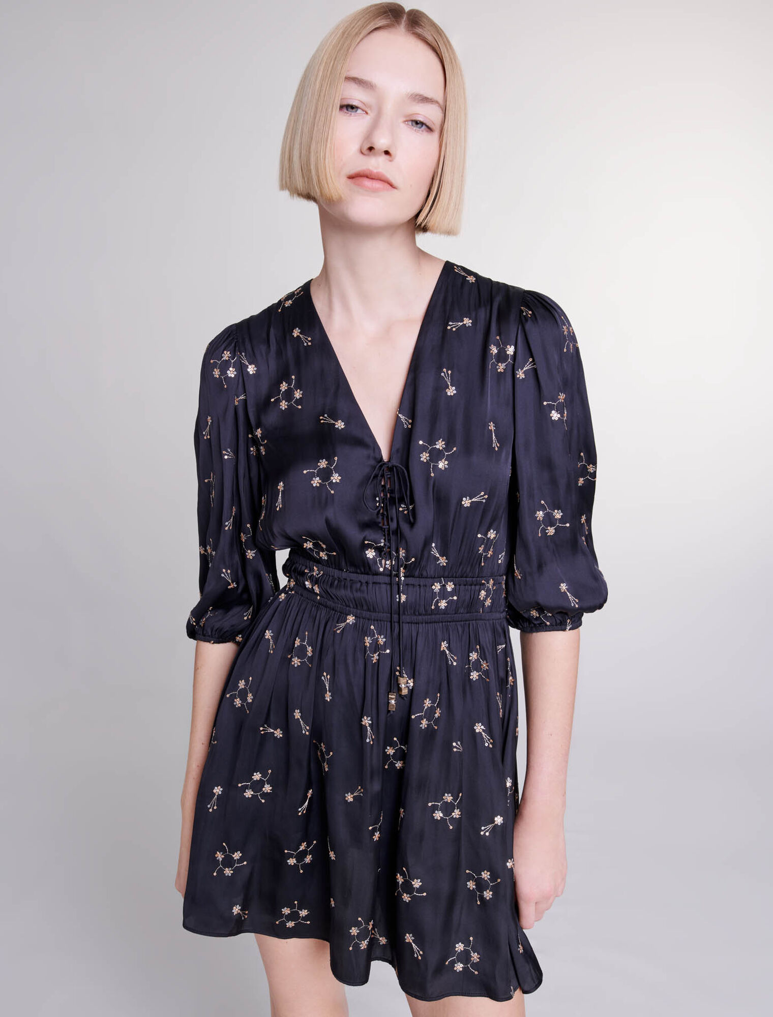 Robe courte brodée à sequins