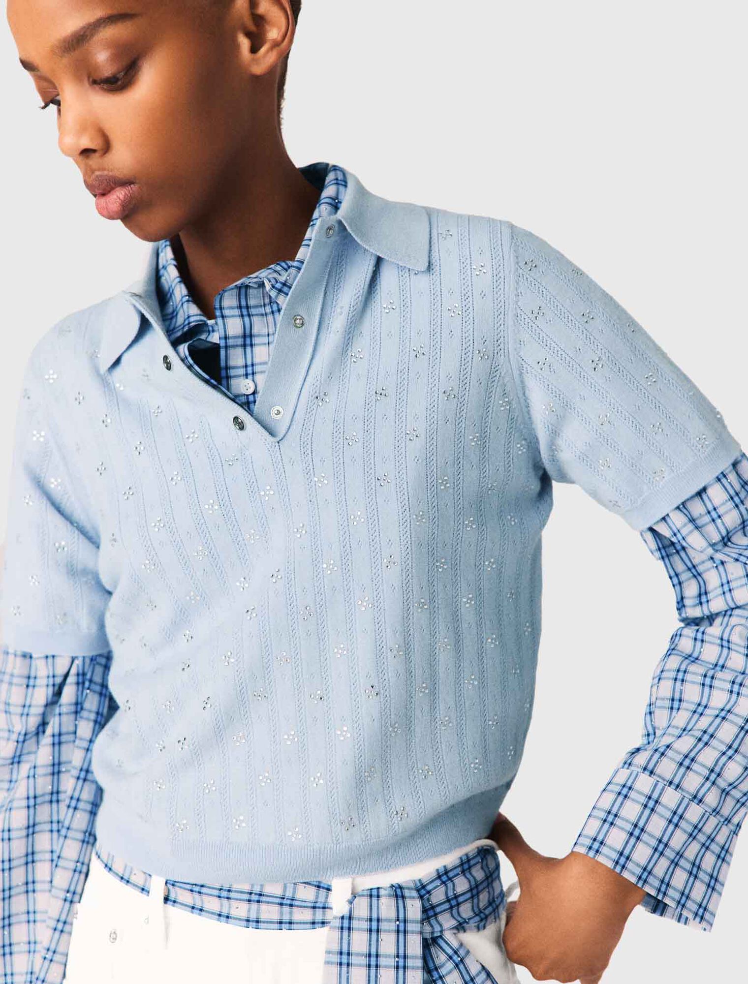 Pull court strass&eacute; sur le devant