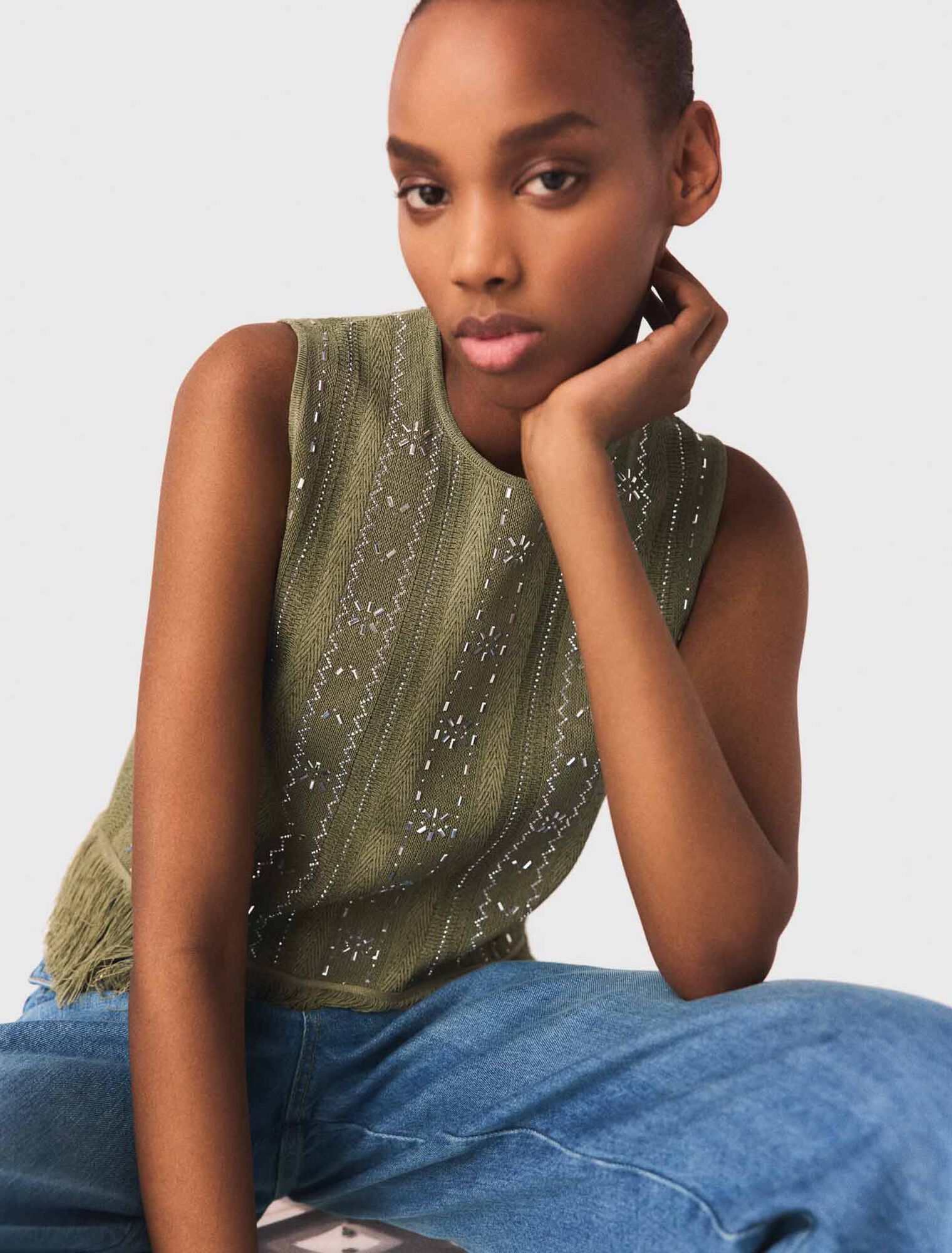 Top avec fleurs strass&eacute;s et franges