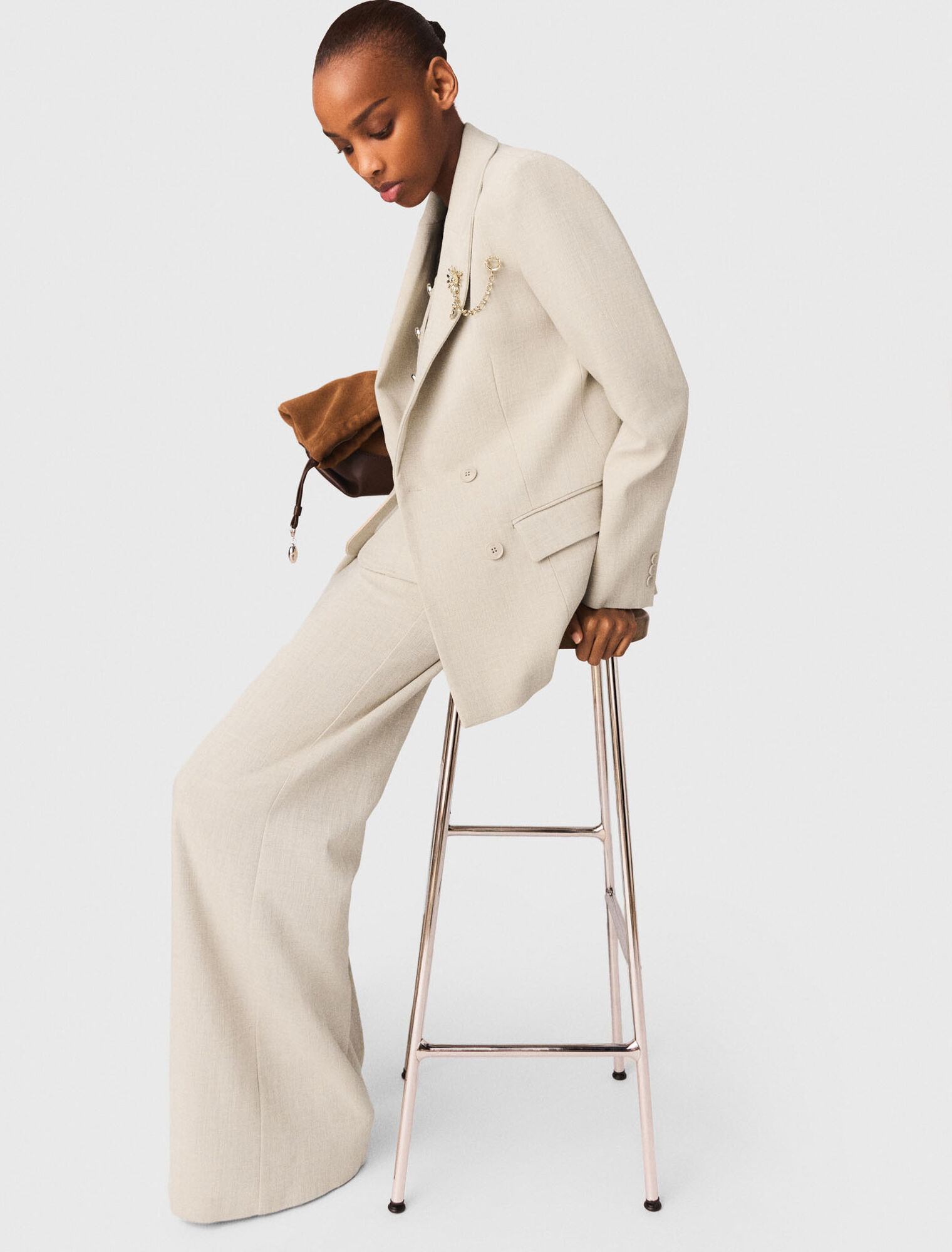 Veste de tailleur avec broche