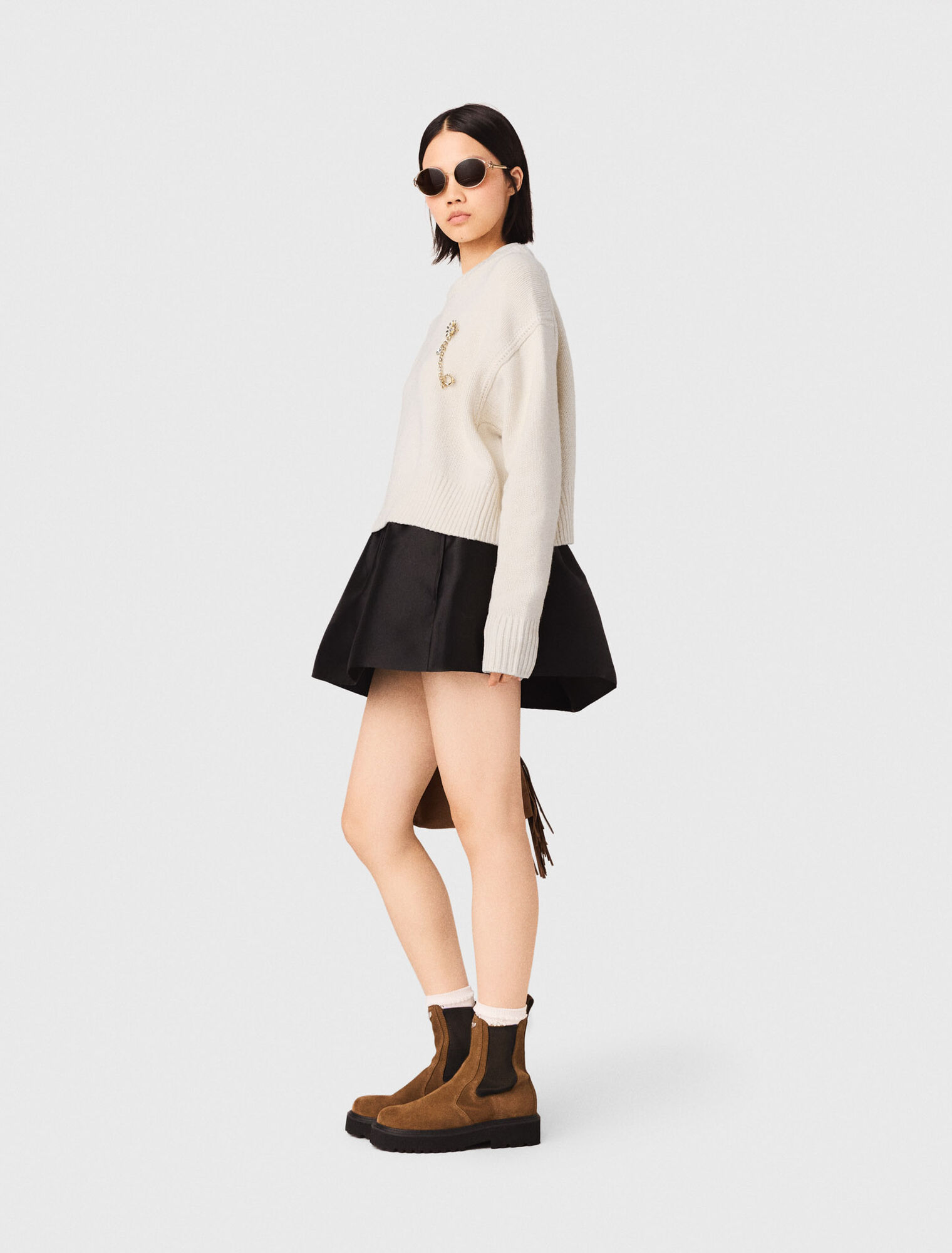 Pull avec broche florale