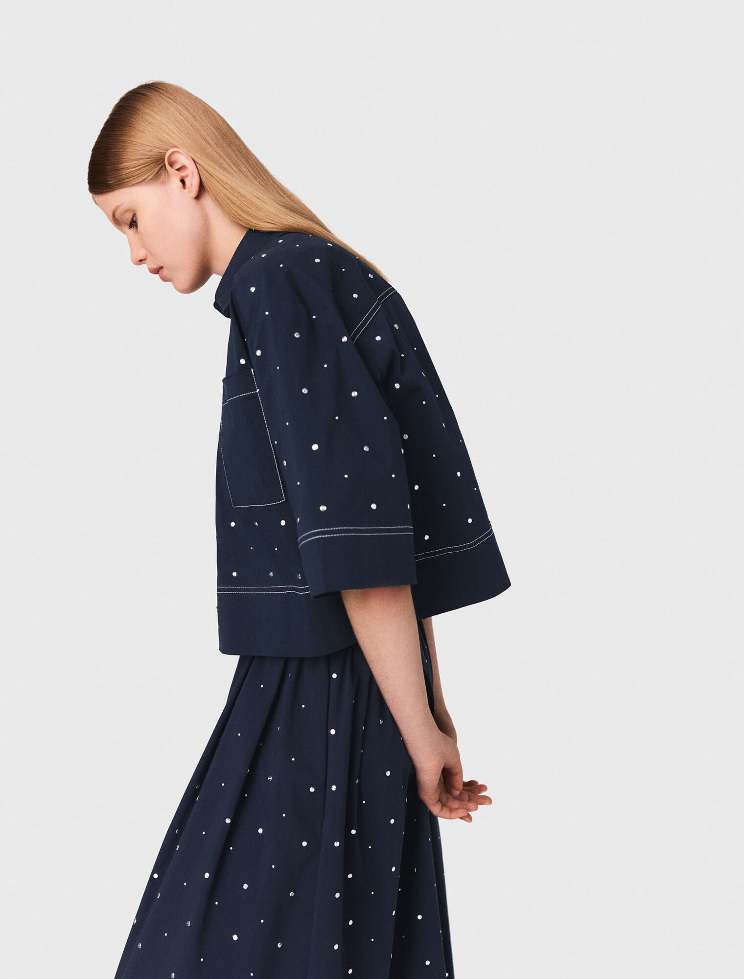 Chemise cropped ornée de clous