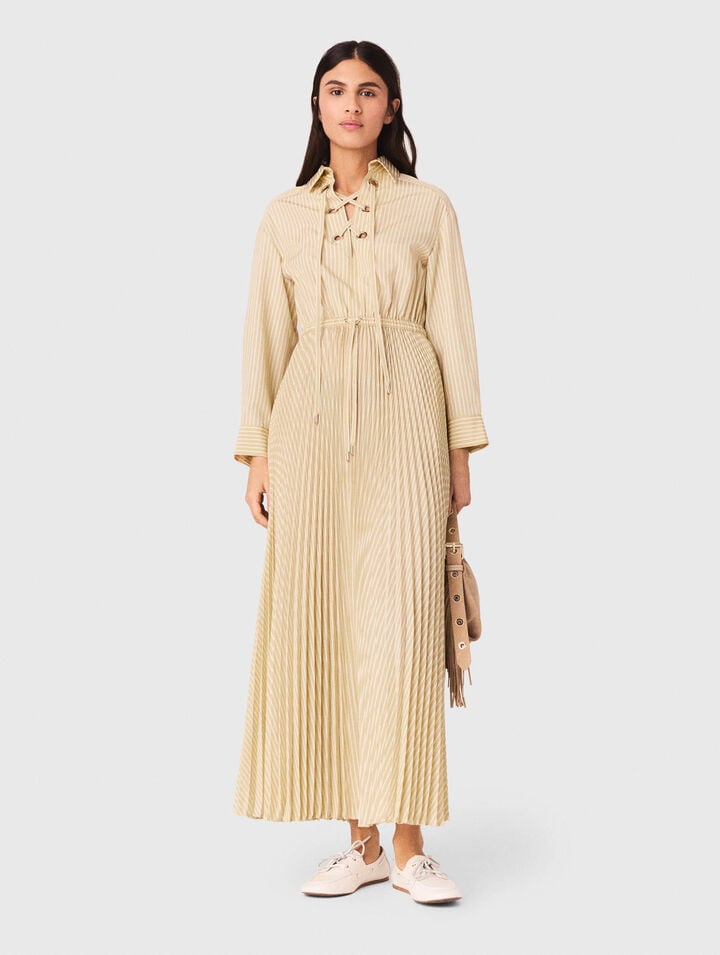 Robe longue pliss&eacute;e avec &oelig;illets