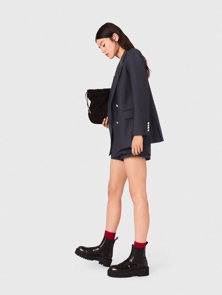 Veste tailleur à boutons dorés